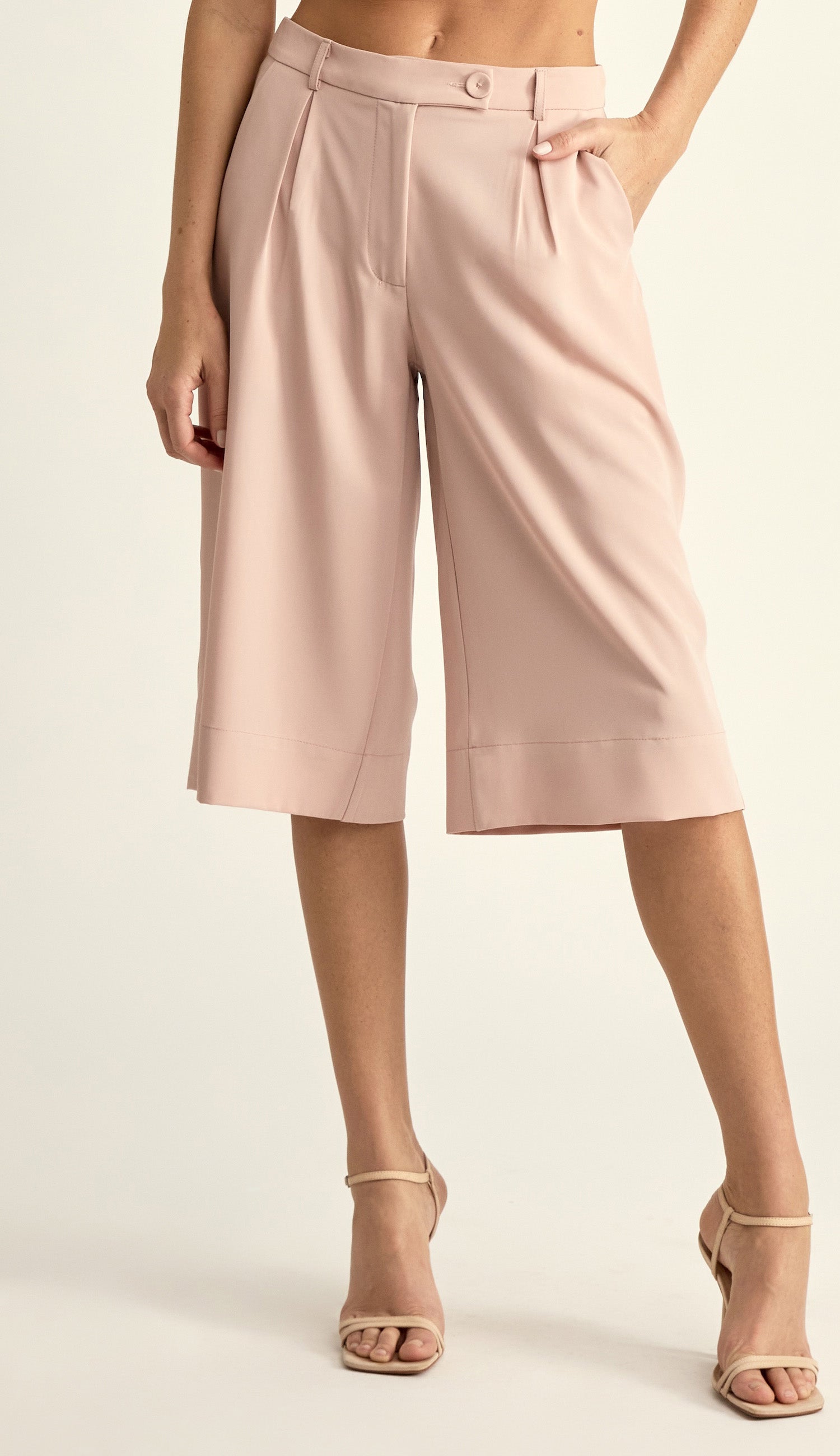 Bermuda Claudia Nude